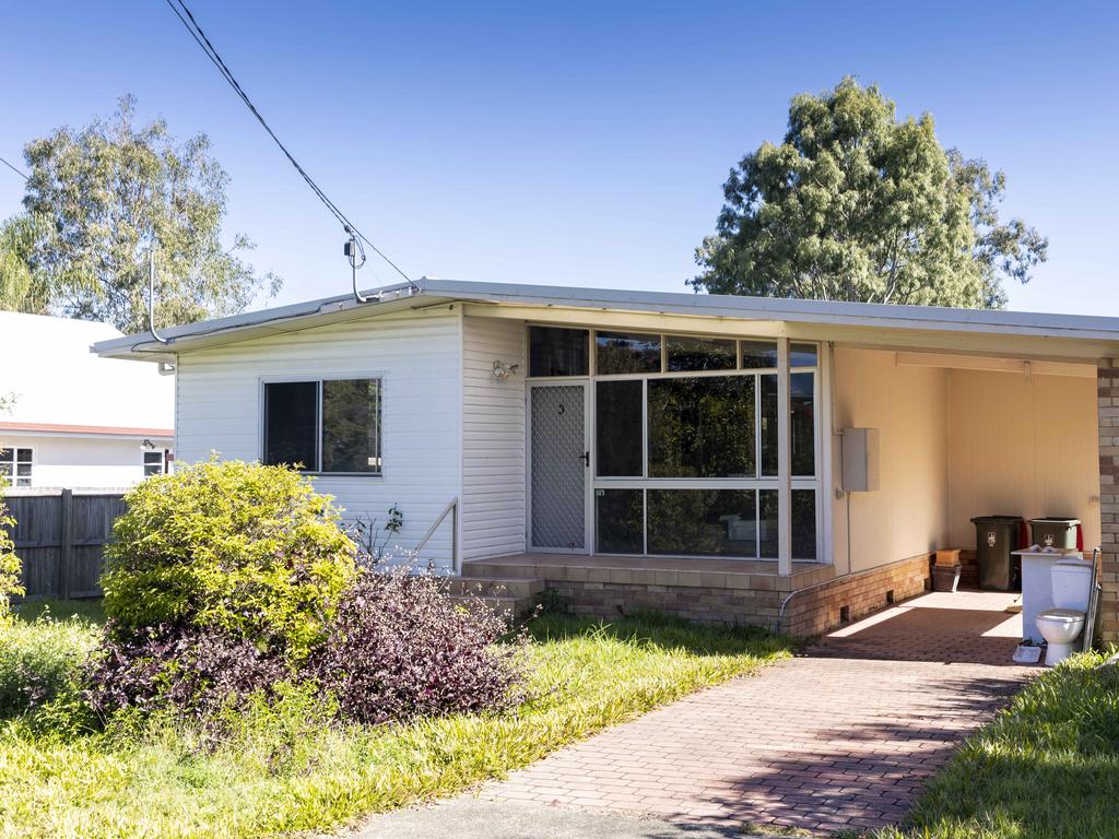 An abandoned / unoccupied, flood damaged house on Corella Street, Rocklea. Many houses in Rocklea have been unoccupied since the floods in February, with some apparently unoccupied since the 2011 flood. Picture : Matthew Poon.