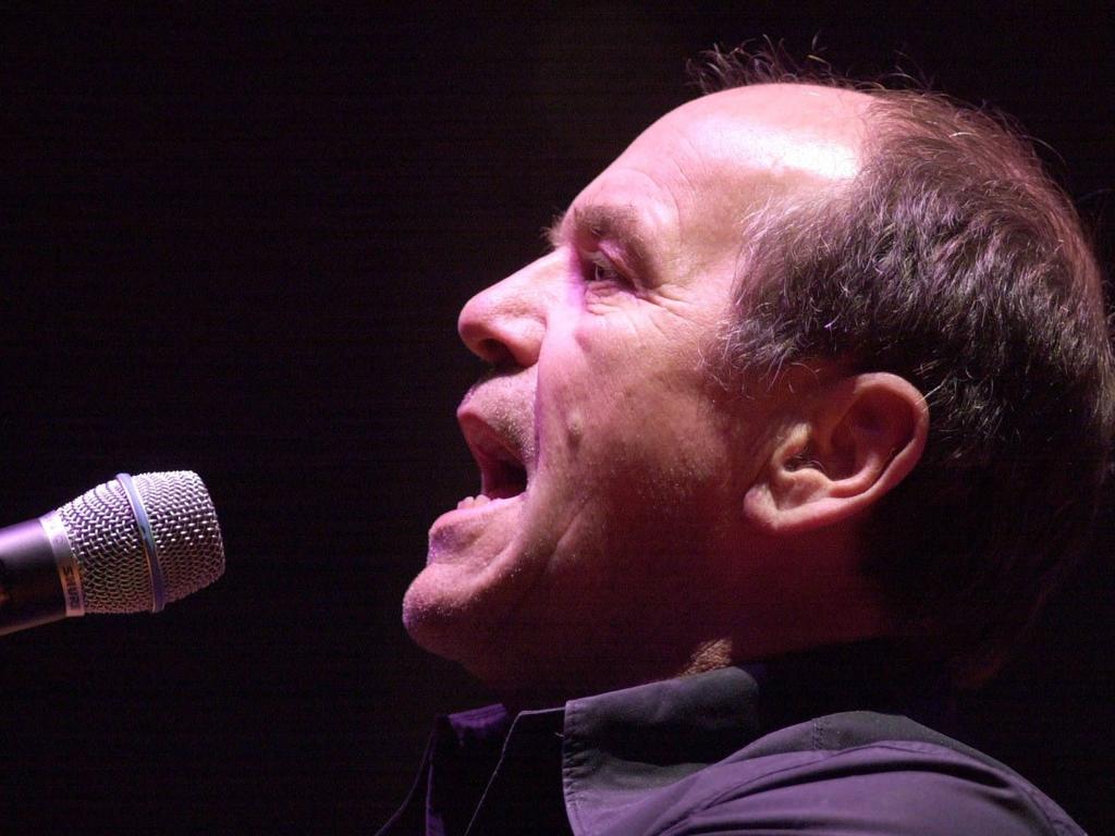 Glenn Shorrock sings in 2004.