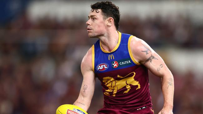 BRISBANE, AUSTRALIA - SEPTEMBER 07: Lachie Neale of the Lions handballs during the AFL First Elimination Final match between Brisbane Lions and Carlton Blues at The Gabba, on September 07, 2024, in Brisbane, Australia. (Photo by Chris Hyde/Getty Images)