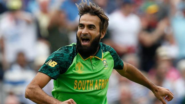 South Africa's Imran Tahir celebrates taking the wicket of England's Captain Eoin Morgan for 57 runs during the 2019 Cricket World Cup group stage match between England and South Africa at The Oval in London on May 30, 2019. (Photo by Ian KINGTON / AFP) / RESTRICTED TO EDITORIAL USE