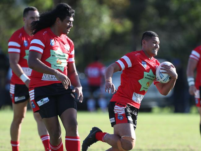 Jireh Papalii has a run as Shaun Va’alepu watches on. Picture Warren Gannon Photography