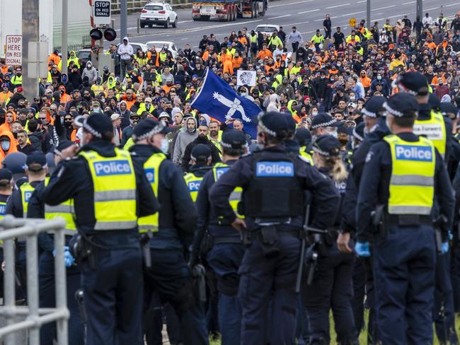 MELBOURNE, AUSTRALIA - NewsWire Photos September 21, 2021:  Police face off with CFMEU protestors blocking the Westgate Freeway on Tuesday afternoon as part of an ongoing protest about mandatory COVID vaccination in the construction industry.Picture: NCA NewsWire / David Geraghty