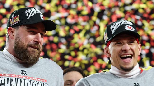 KANSAS CITY, MISSOURI - JANUARY 26: (L-R) Travis Kelce #87 of the Kansas City Chiefs holds the Lamar Hunt Trophy as he celebrates with Patrick Mahomes #15 after defeating the Buffalo Bills 32-29 in the AFC Championship Game at GEHA Field at Arrowhead Stadium on January 26, 2025 in Kansas City, Missouri.   Jamie Squire/Getty Images/AFP (Photo by JAMIE SQUIRE / GETTY IMAGES NORTH AMERICA / Getty Images via AFP)