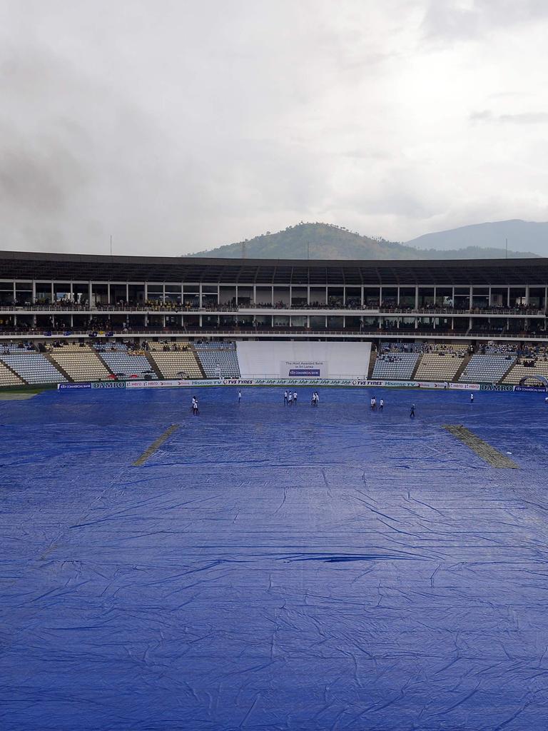 Sri Lanka go all out. Photo: AFP PHOTO / LAKRUWAN WANNIARACHCHI