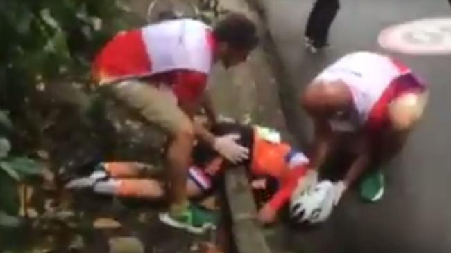 Officials rush to help Annemiek van Vleuten Hurt after her shocking fall.