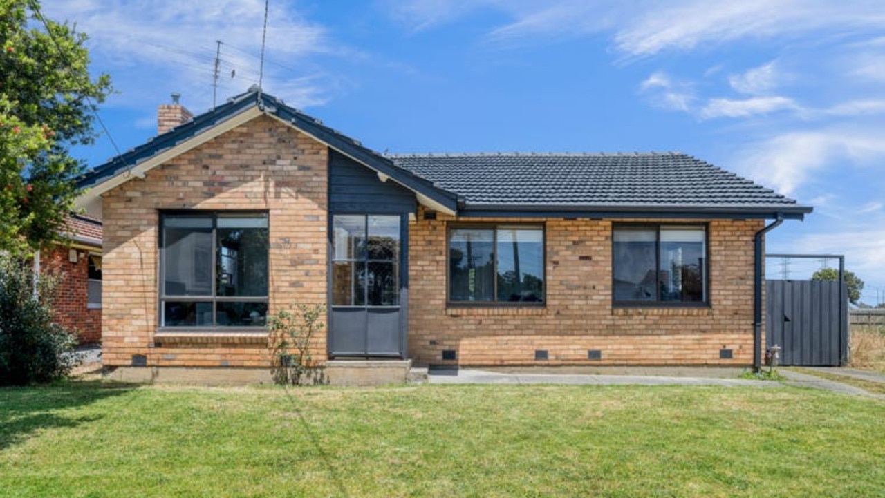 <a href="https://www.realestate.com.au/property-house-vic-broadmeadows-146703888">35 Waverley St, Broadmeadows</a> has a $550k-$595k price guide.