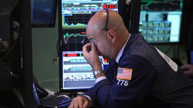 NEW YORK, NY - SEPTEMBER 01: Traders work on the floor of the New York Stock Exchange on September 1, 2015 in New York City. Despite positive gains yesterday, the Dow Jones industrial average resumed its fall on Tuesday over uncertainty in the Chinese economy and a looming decision over interest rate hikes. The Dow was down over 450 points at the close. Spencer Platt/Getty Images/AFP == FOR NEWSPAPERS, INTERNET, TELCOS & TELEVISION USE ONLY ==