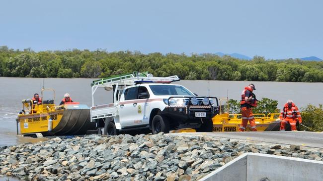 SES personnel packing up in the search on November 1. Photo Darryn Nufer.