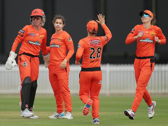 Nicole Bolton of the Scorchers celebrates with teammates after taking the wicket of Erin Fazackerley of the Renegades. Picture: Matt King/Getty Images