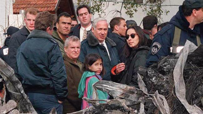 Israeli /PM Benjamin Netanyahu (C) looks at wreckage of military helicopter crash in Shaar Yshuv, during his visit to site in Northern Israel where 73 soldiers & officers were killed when two Sikorsky CH-53 helicopters collided mid-air. 05/02/97.Israel / Armed Forces / Army / Helicopter / Accident