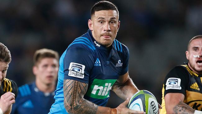 AUCKLAND, NEW ZEALAND - APRIL 15:  Sonny Bill Williams of the Blues makes a break during the round eight Super Rugby match between the Blues and the Highlanders at Eden Park on April 15, 2017 in Auckland, New Zealand.  (Photo by Phil Walter/Getty Images)