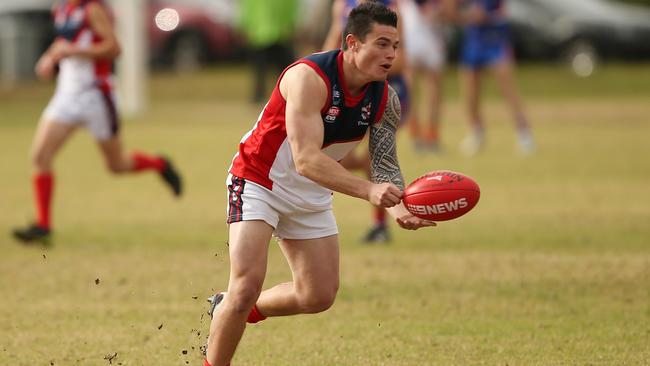 Marc Weber hand balls for Eastern Park. (AAP Image/James Elsby)