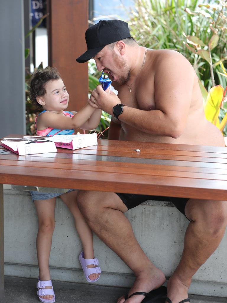 Lara Tipu 3 shares ice cream with dad Leroy Tipu of Bathurst... Picture Glenn Hampson