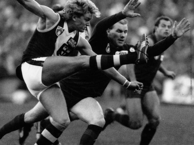 AFL football - Adelaide Crows vs St Kilda match at Football Park. Adelaide's Andrew Jarman fails in his attempt to smother Craig Devonport's kick 16 Aug 1992. (Pic by staff photographer Mark Brake)