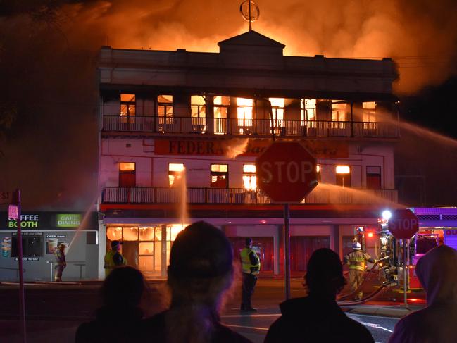 The Spotted Dog and Federal Backpackers burns down.