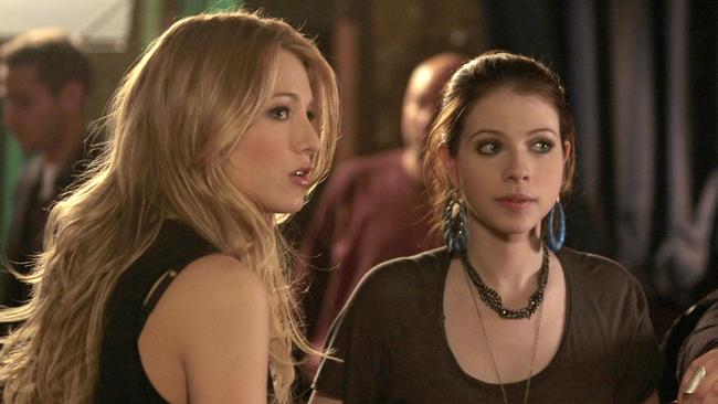 Blake Lively and Michelle Trachtenberg in a scene from Gossip Girl.