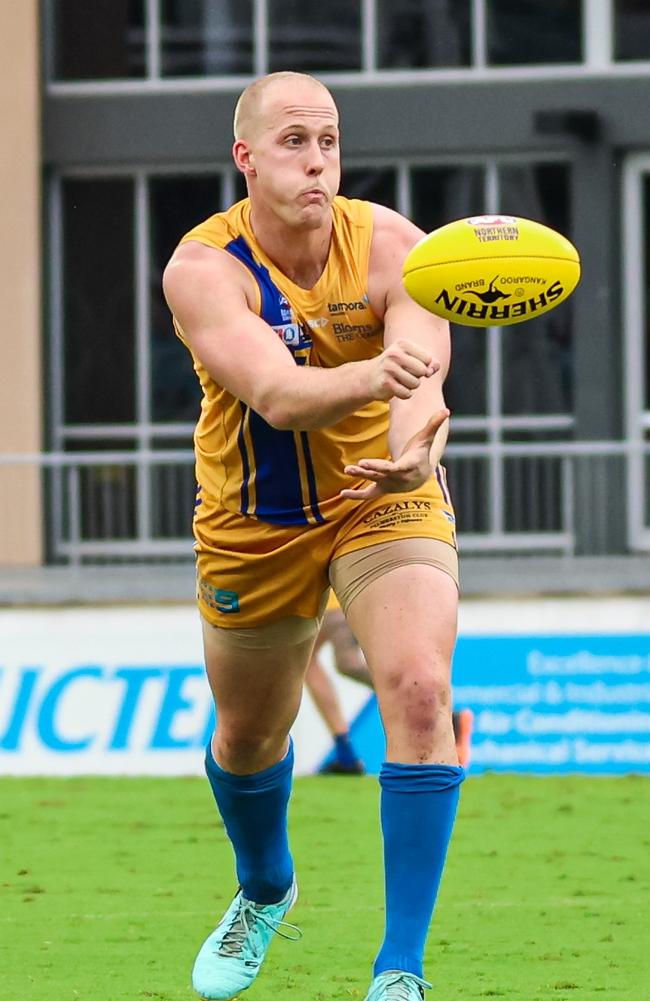 Max Johnson playing for Wanderers in the 2024-25 NTFL season. Picture: Celina Whan / AFLNT Media