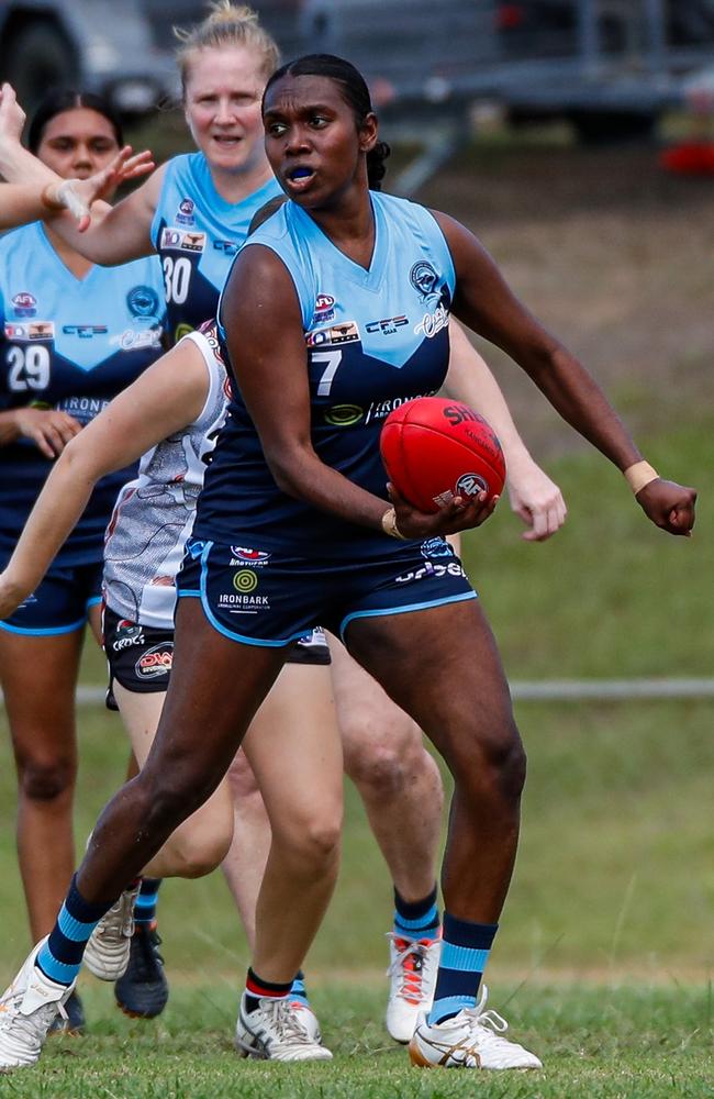 Darwin Buffaloes Stephanie Williams during Round 5 of the NTFL season. Picture: Celina Whan / AFLNT Media