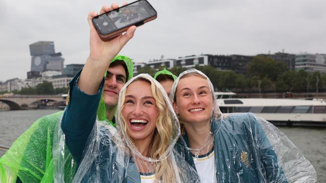 Athletes of Team Team Australia take a selfie. Photo by Quinn Rooney/Getty Images.