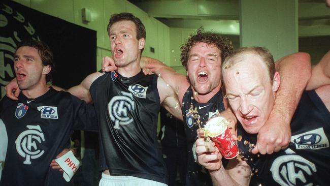 SEPTEMBER 18, 1999 : Blues players celebrate after Carlton defeated Essendon in second AFL preliminary final at MCG in Melbourne, 18/09/99. Pic Joe Sabljak.Australian Rules