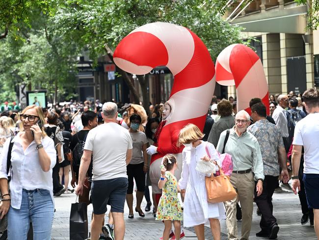 SYDNEY, AUSTRALIA - NewsWire Photos NOVEMBER 27, 2022: Sydney  shoppers turned out in large numbers through Martin Place in SydneyÃs CBD.Picture: NCA NewsWire / Jeremy Piper