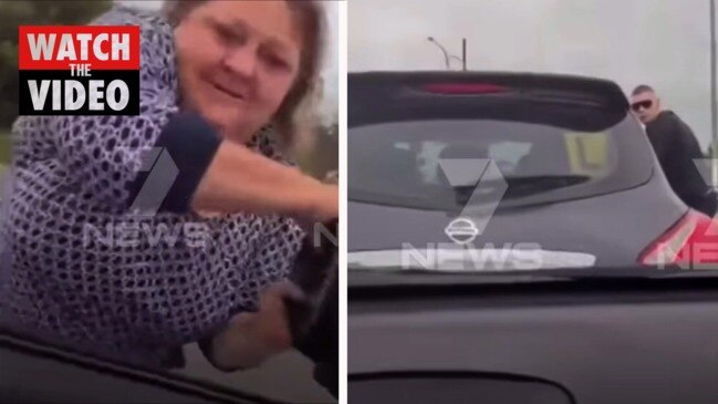 Road rage incident caught on camera (7NEWS)