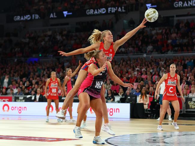 Maddy Turner of the Swifts competes for the ball against Georgie Horjus of the Thunderbirds. Picture: Graham Denholm/Getty Images