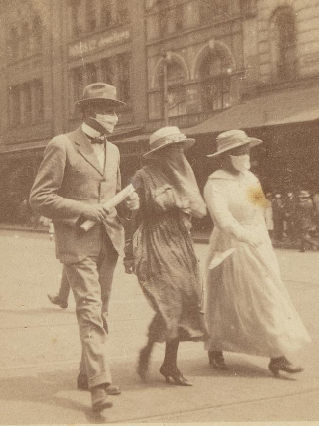 People in masks on George Street during the Spanish Flu epidemic of 1918-1919.