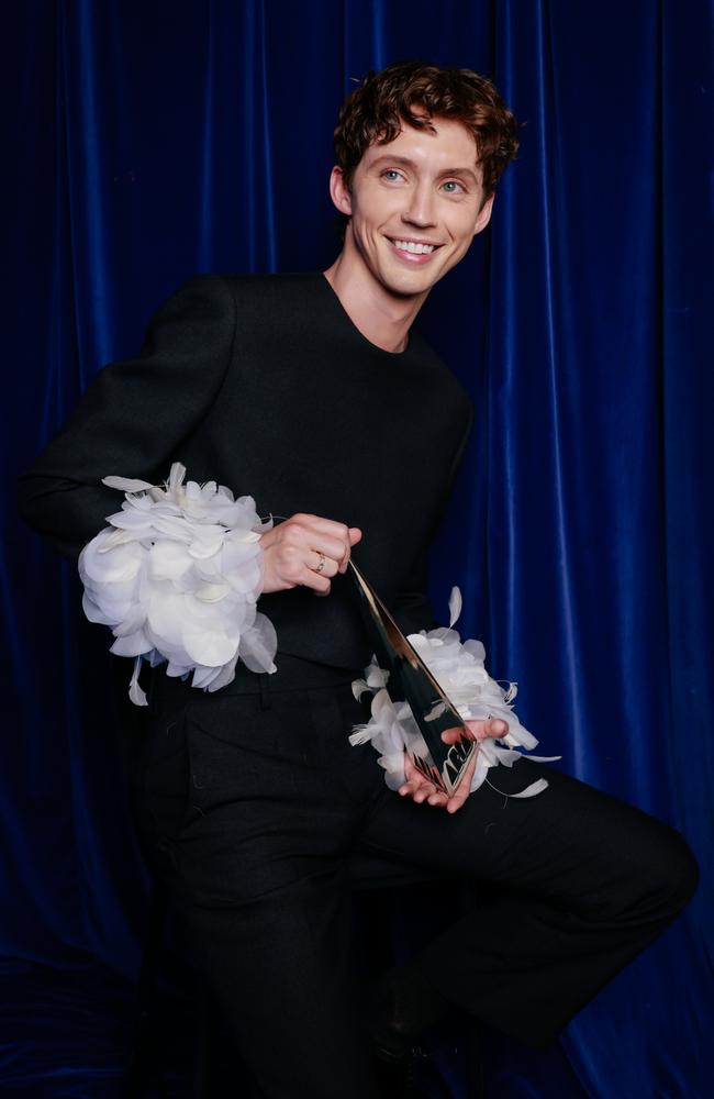 Troye Sivan poses with the Best Solo Artist award during the 2023 ARIA Awards. Picture: Hanna Lassen/Getty Images