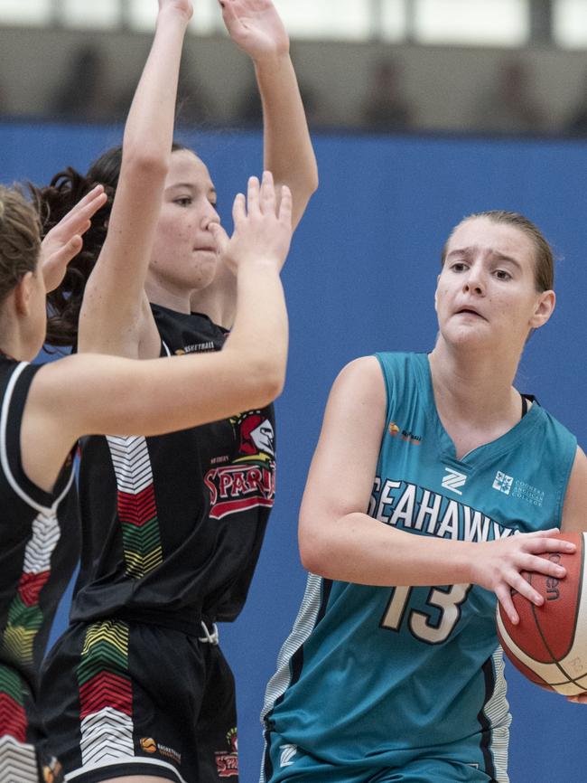 Poppy Hopewell for Seahawks. Div 2 Gold Medal Match North Gold Coast Seahawks Teal vs Southern Districts Titans. Under 16 Girls State Basketball Championships. Friday, April 15, 2022. Picture: Nev Madsen.
