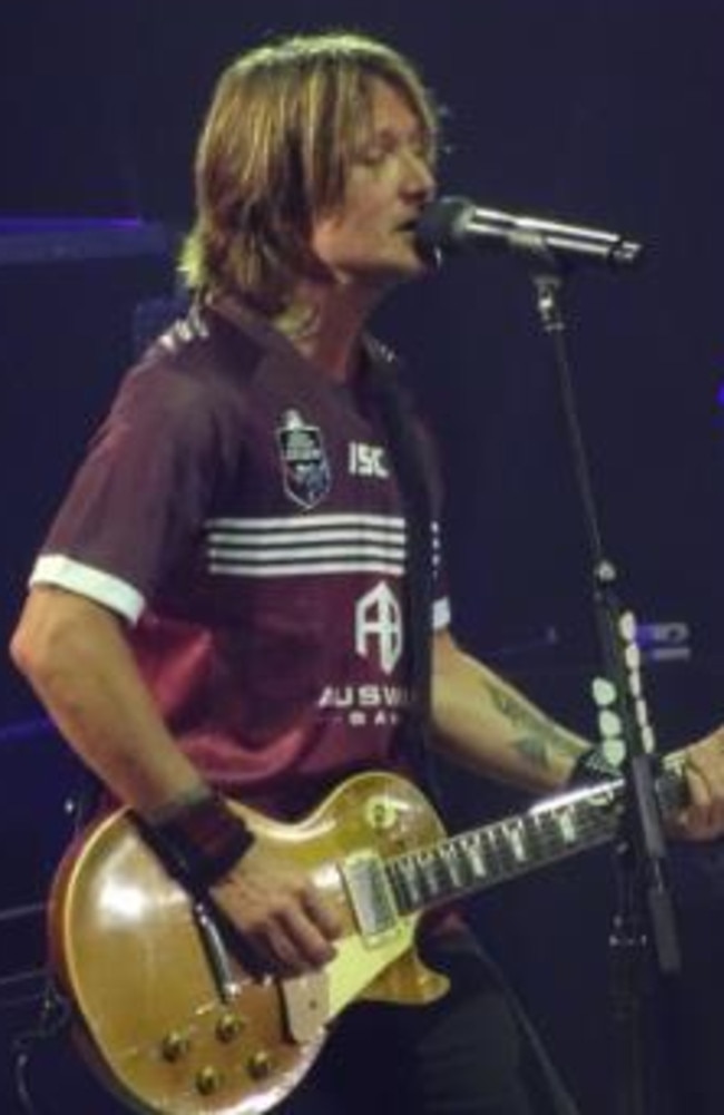 Keith Urban plays a concert in a Queensland jersey given to him by Kevin Walters. Picture: Simon Neal