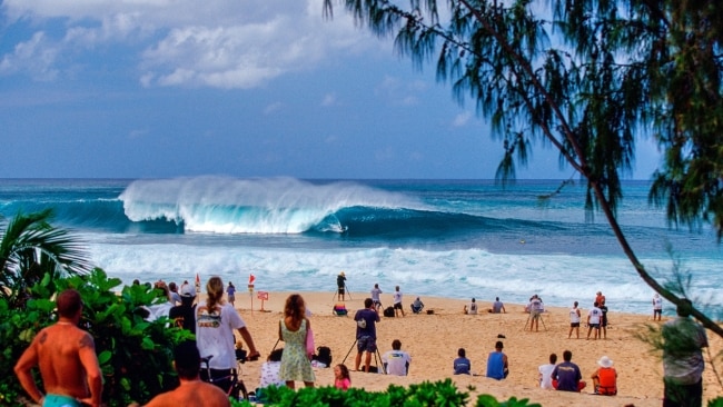 <h2>2. WHEN TO GO</h2><p>It's always a good time to visit Hawaii, but if you want to avoid the crowds, give December and January a miss. If you're a surf enthusiast, winter is generally considered the best time for the famous north-facing swells that surfers travel from all over the world to experience (even watching the surfers from the shore is a pretty wild time).</p>