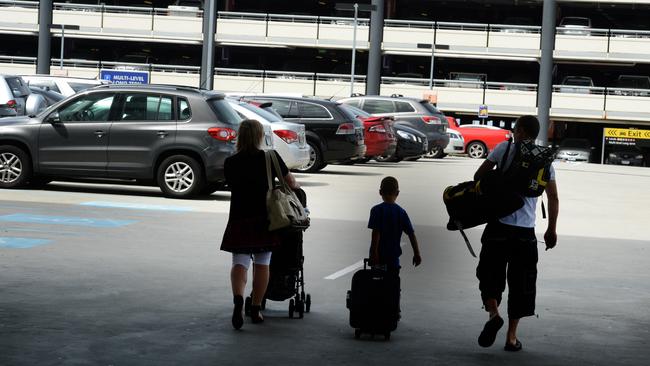 A petition for a rail link to Melbourne Airport has attracted thousands of signatures.