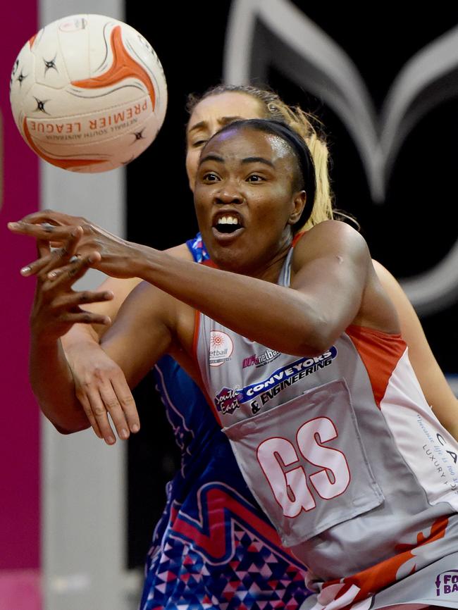 Ex-Adelaide Thunderbirds goal shooter Carla Borrego lined up on Contax’s Amehlia Schmidt. Picture: Naomi Jellicoe