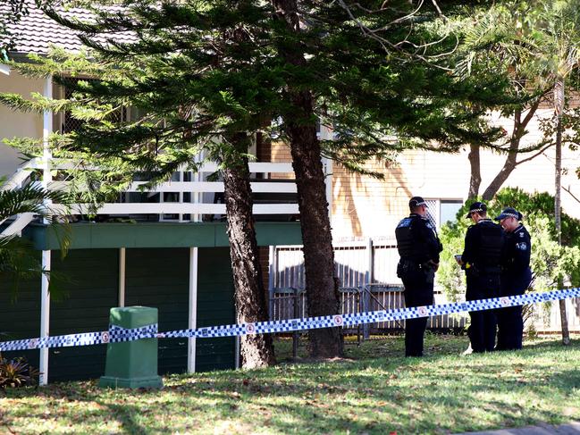 BRISBANE, AUSTRALIA. NewsWire Photos. AUGUST 29. 2024.A woman's body has been found at a Kentville street address in Mitchelton this morning and police have taken a person of interest away. Picture: NewsWire/ David Clark