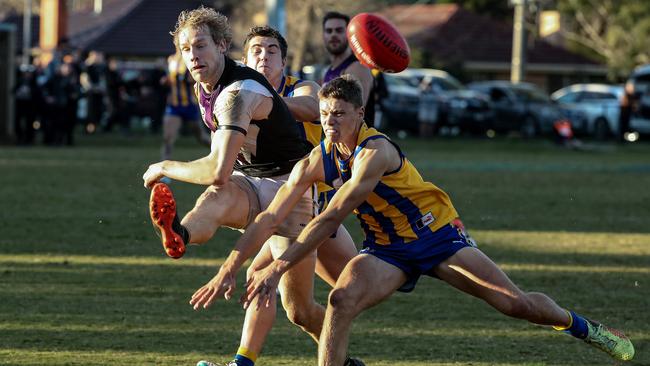 Leigh Williams snaps a goal for Norwood as Bull Jake Gains looks to smother.