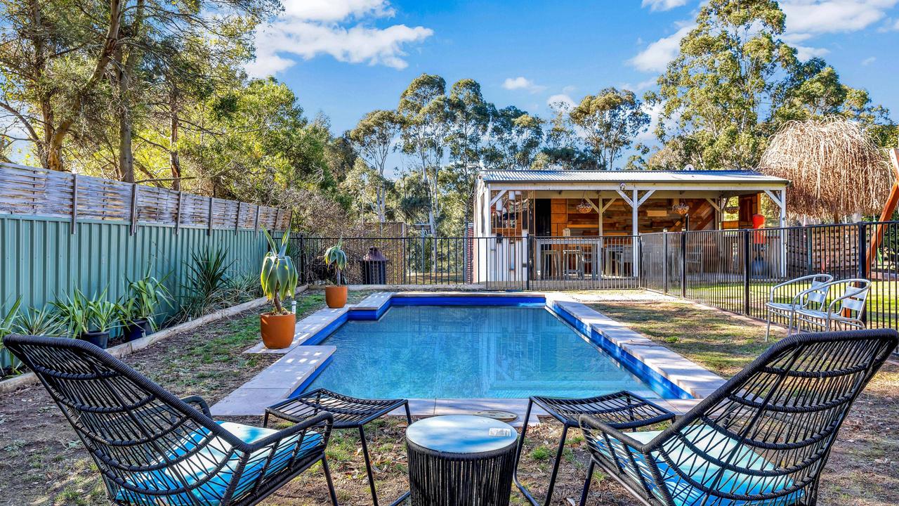 157 Onkaparinga Valley Rd, Oakbank. Supplied by Harourts Adelaide Hills.