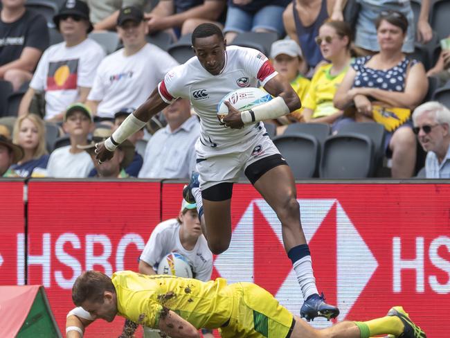 Maurice Longbottom of Australia falls off a tackle of Perry Baker of the USA during day two of the Sydney 7S Rugby tournament at Bankwest Stadium in Sydney, Sunday, February 2 2020. (AAP Image/Craig Golding) NO ARCHIVING, EDITORIAL USE ONLY