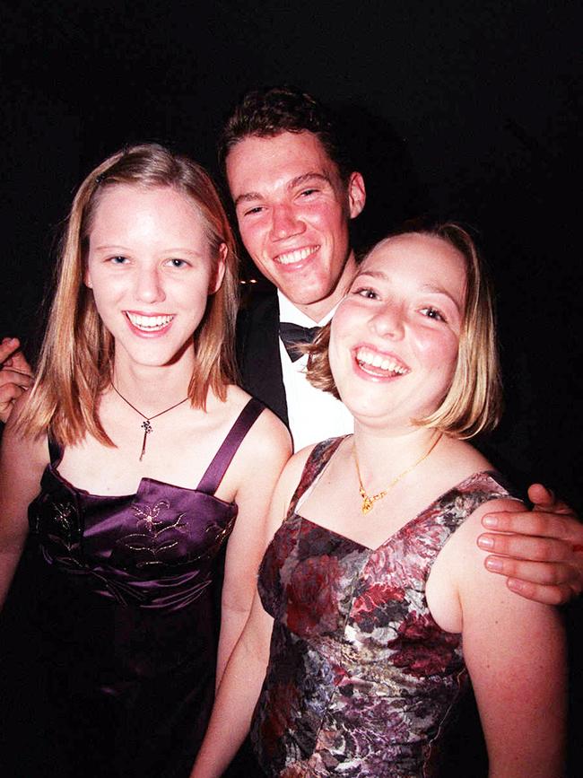 16 Apr 2000 SOCIALS Emmanuel College Formal at /Hilton JENNY HALL, STIRLING STUMM, JOANNA LONGEY