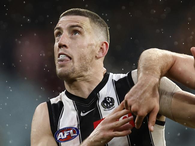 MELBOURNE, AUSTRALIA - JUNE 05:  Darcy Cameron of the Magpies and Ned Reeves of the Hawks compete during the round 12 AFL match between the Hawthorn Hawks and the Collingwood Magpies at Melbourne Cricket Ground on June 05, 2022 in Melbourne, Australia. (Photo by Darrian Traynor/Getty Images)