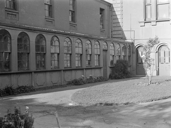 The courtyard at Travancore. Image: Ruth Hollick (1910-1930)/ State Library of Victoria