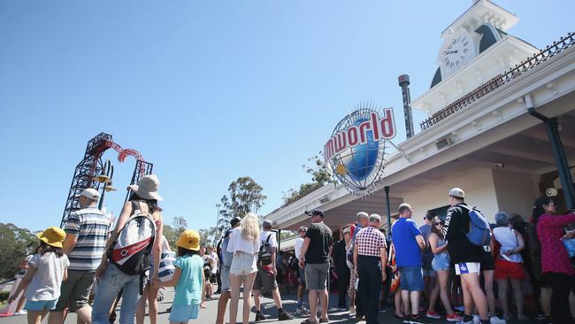 Big crowds out the front of Dreamworld. (Photo by Jono Searle/Getty Images)