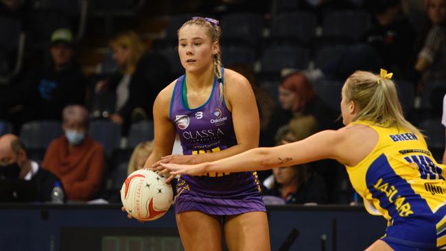 Paris Sinclair in action for Premier League club Oakdale. Picture: Netball SA