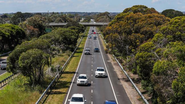 MELBOURNE, AUSTRALIA - NOVEMBER 09: A large group of cars drive down he Penisula freeway towards the Mornington Peninsula on November 09, 2020 in Melbourne, Australia. COVID-19 restrictions have eased further across Victoria as of midnight, with the metro-regional border and 25km travel limit from home no longer in force. Indoor gyms, fitness and dance classes are able to resume, but with a capacity of 10 people per class, with a density limit of one person per eight square metres and a total of 20 people per venue permitted overall. (Photo by Asanka Ratnayake/Getty Images)