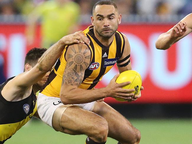 AFL First Qualifying Final. 06/09/2018. Richmond v Hawthorn at the MCG, Melbourne.  Hawthorn's Shaun Burgoyne gets caught in the middle by Richmond's Trent Cotchin   . Pic: Michael Klein