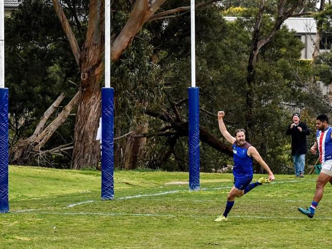 Shaun Payze kicks his 1000th career goal.