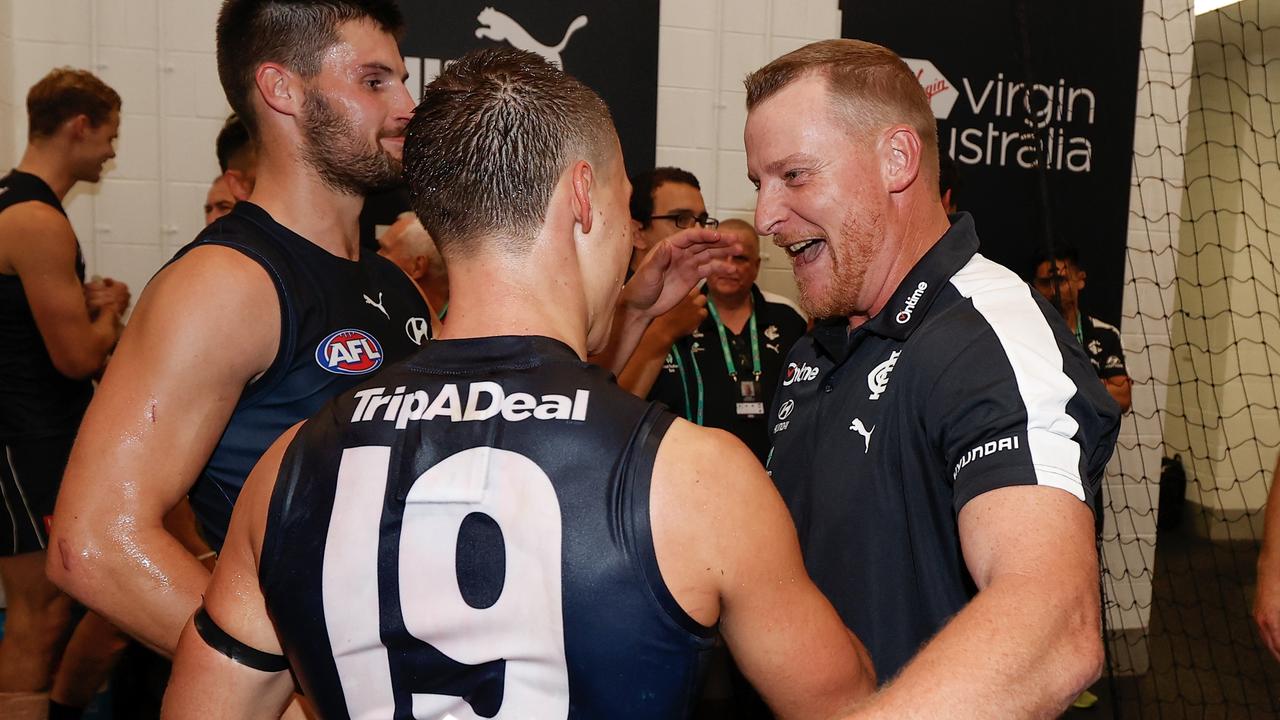 Carlton coach Michael Voss chats to Nic Newman and Corey Durdin post-match.