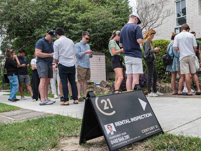 SYDNEY, AUSTRALIA - NewsWire Photos, FEBRUARY 03, 2024 : A crowd is queuing up for an open inspection of a rental property located in Bondi. Picture: NCA NewsWire / Flavio Brancaleone