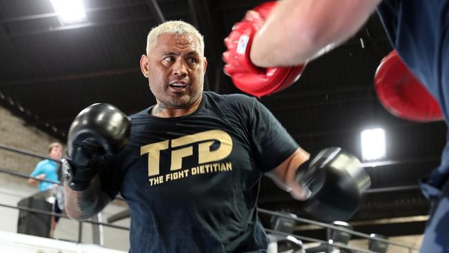 Mark Hunt completes his preparations for the big fight.