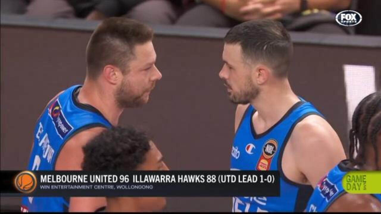 United 'smash & grab' in finals opener